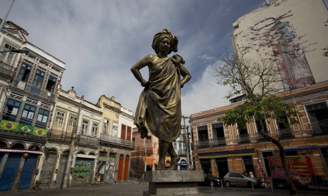 Além das pedras do cais