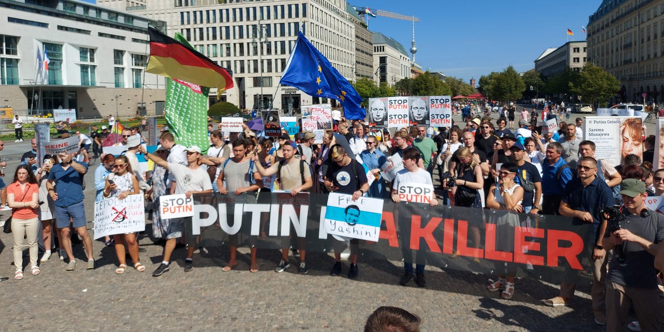 Russian opposition: Worldwide protests #PUTINISAKILLER - August 20, 2023
