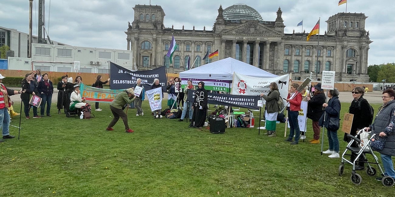 Abschaffung der rechtlichen Kategorie “Frau” in Deutschland (de/en)