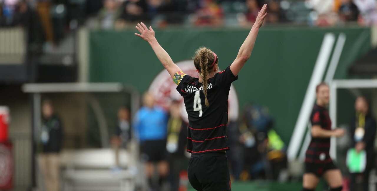 Becky Sauerbrunn re-signs with Portland for one more year