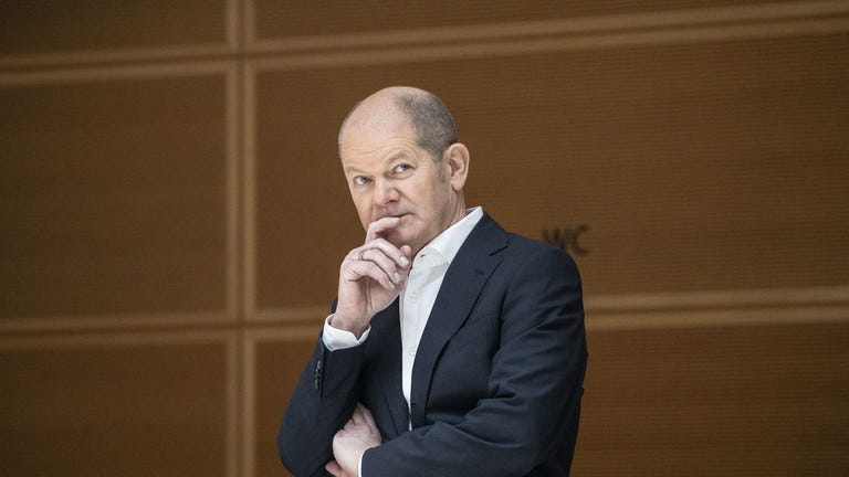 Az orosz pénz "nem tartozik senkihez sem" és nyugodtan fel lehet használni az ukrán hadsereg finanszírozására - közölte Olaf Scholz