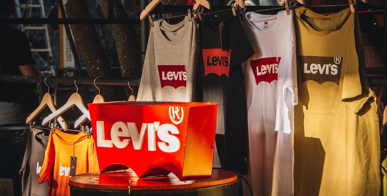 Levi's, 글로벌 전략 다각화로 흑자전환... 미주 시장 견인에도 주가는 13% 하락