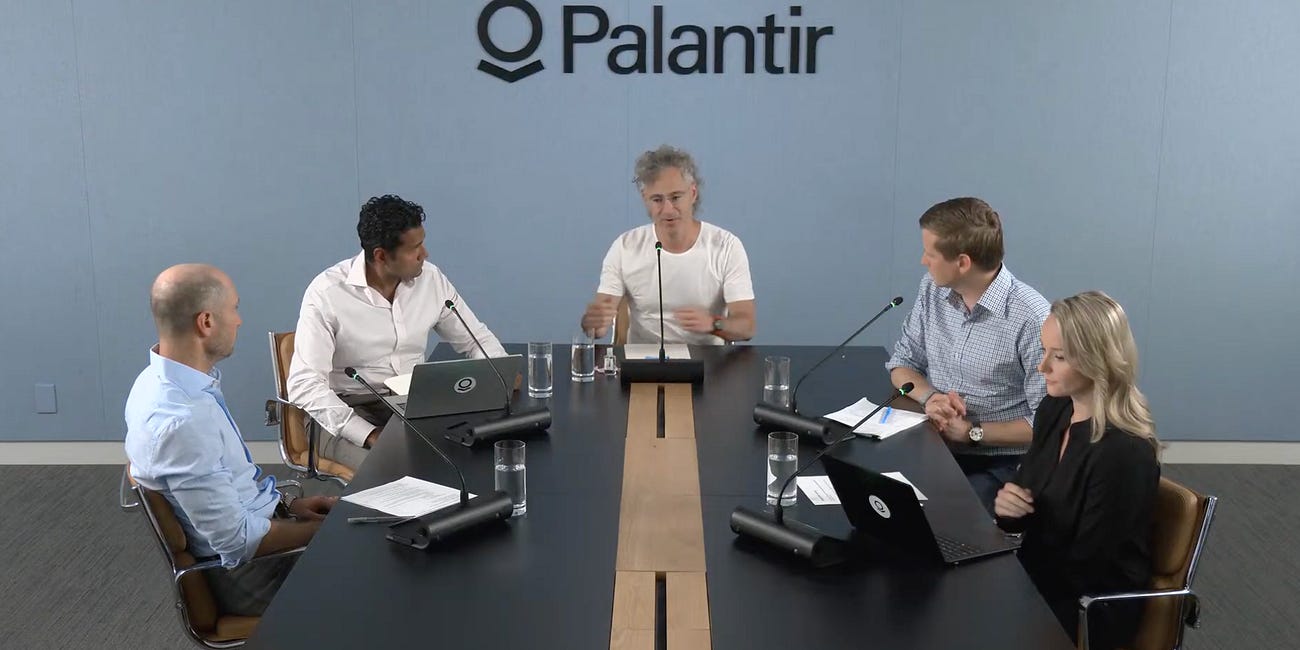 AI로 폭발적 실적을 기록한 Palantir: '파워포인트'를 넘어선 현실 구현과 'Warp Speed'의 비밀