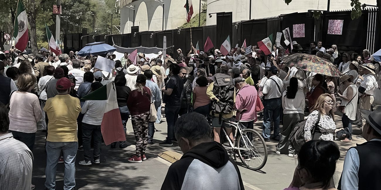 Protestas en el Senado mexicano contra la "Ley Censura": Manifestantes advierten: “¡Ley censura, segura dictadura…!”