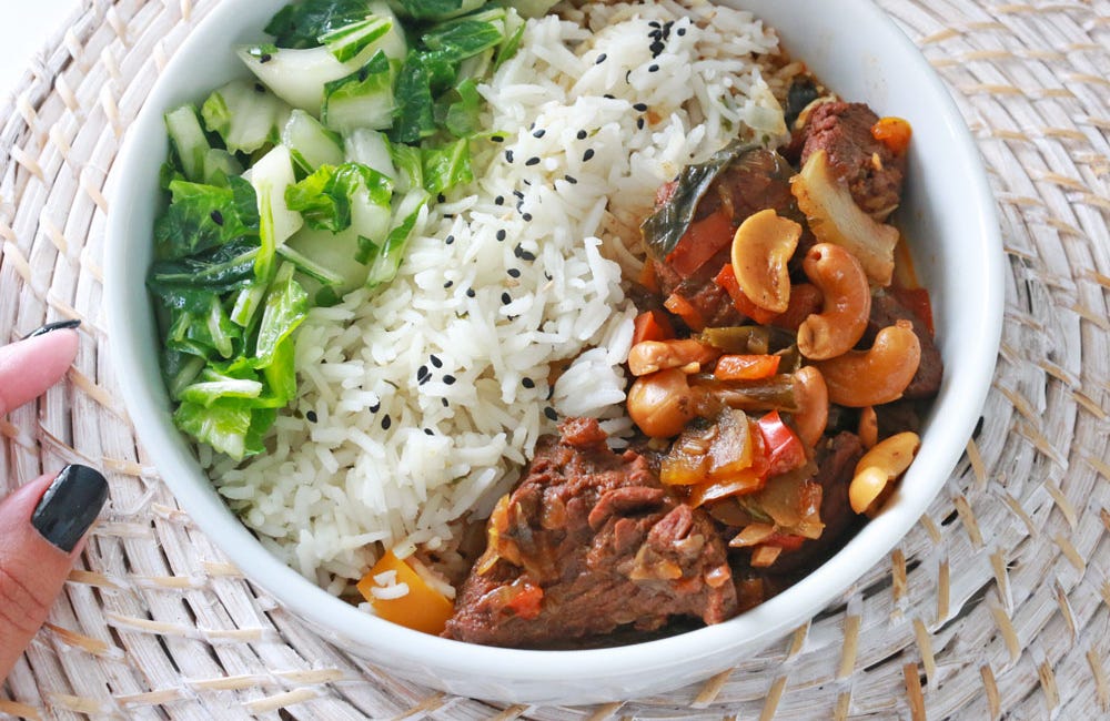 🥩 Carne en Salsa con Merey, arroz blanco y bok choy