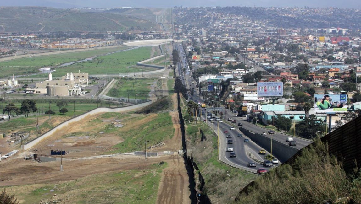 Espionaje satelital sobre la frontera de México contra migración y narcotráfico, ordena Trump a las agencias NGA y NRO