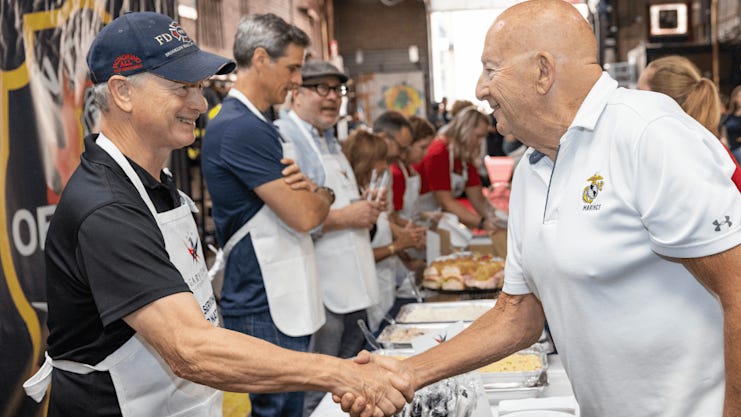 81 maisons construites, 1 millions de repas et 500 concerts de soutien aux militaires grâce à Gary Sinise