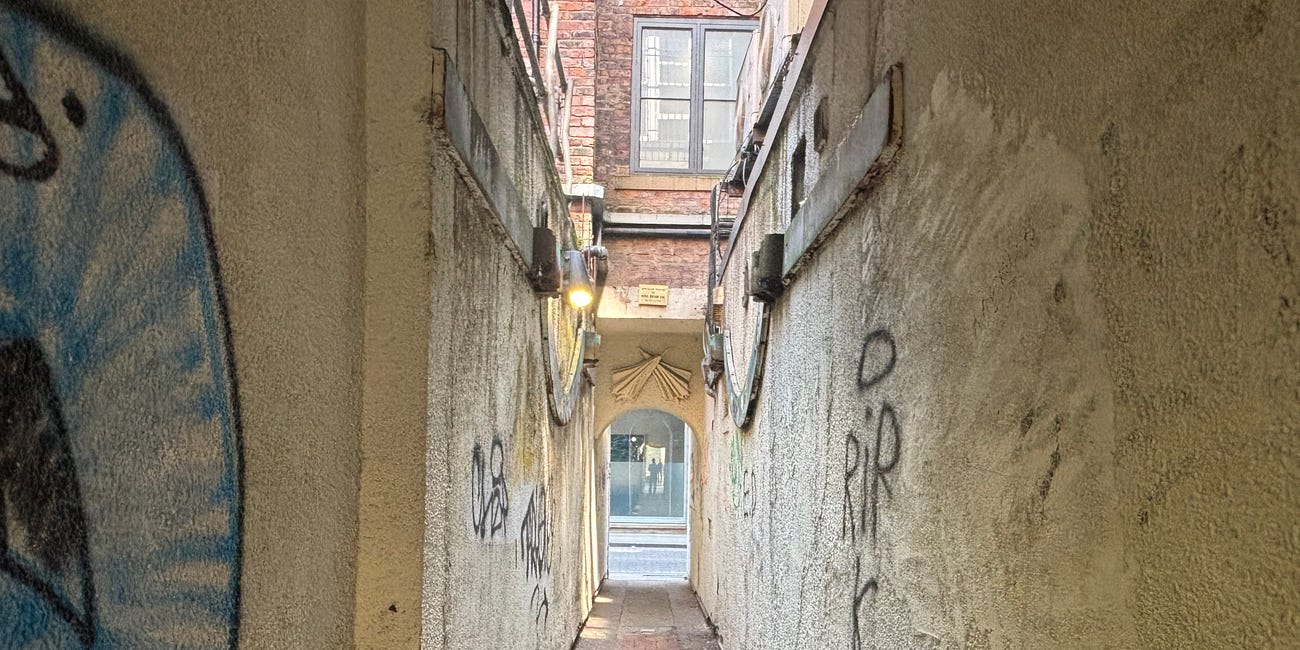 🚶🏻The Meander #1: Explore the hidden ginnels that connect two churches