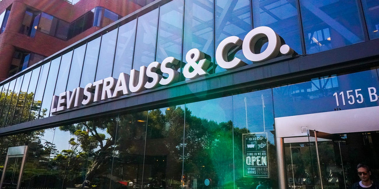 Levi Strauss & Co. Q3 Earnings: 매출 부진 속 순이익 급증... DTC 성장과 도커스 매각 검토