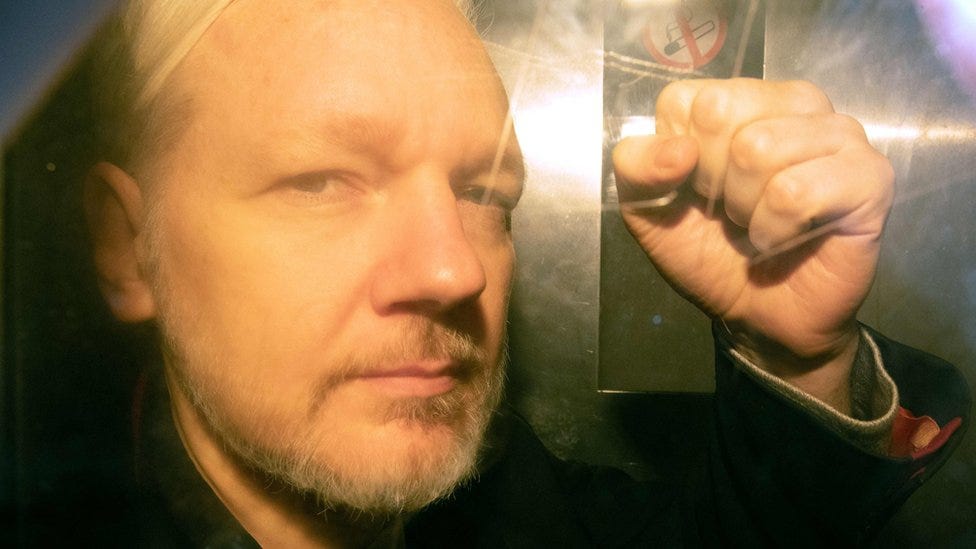 Cómo Gran Bretaña persiguió a Julian Assange hasta detenerlo 
