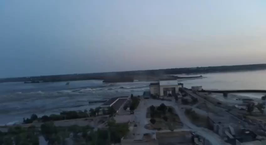 Clear video footage of the Novaya Kakhovka Dam which was destroyed overnight.