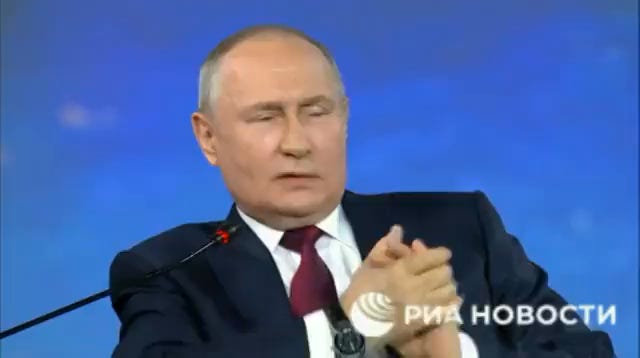 Sokkoló videót vetített le Putyin a konferencián: Ezt a fasiszta pusztítást és mészárost dicsőíti ma Ukrajna! - Videó 18+