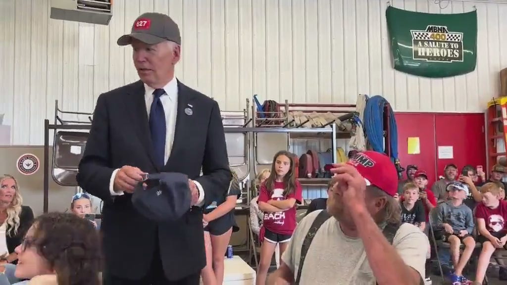 Joe Biden egy Trump 2024 sapkában csinált teljesen hülyét magából, illetve hagyta, hogy hülyét csináljanak belőle! - Videó