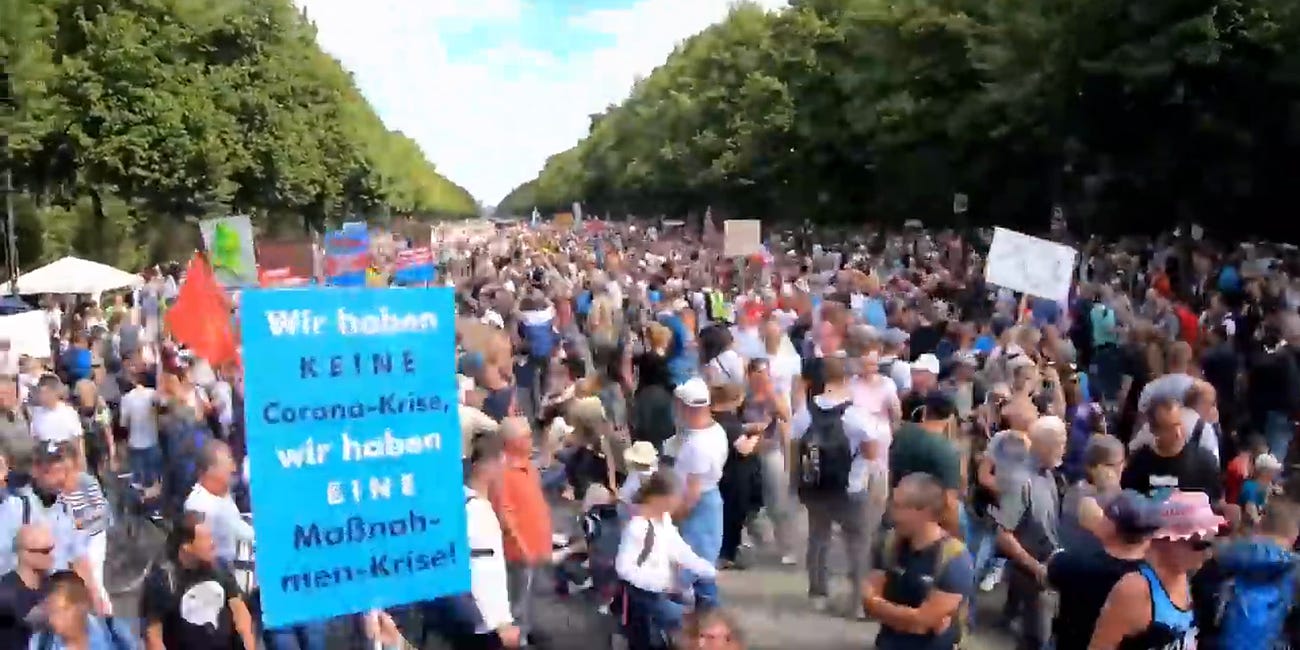 Des centaines de milliers de personnes à Berlin, 'gommées' par les médias. Ou la preuve que les médias mentent sur les chiffres. 