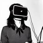 戴 VR 头盔的苏珊•桑塔格