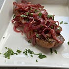 BISTEC CON CEBOLLA CARAMELIZADA Y MOSTAZA