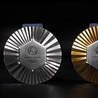 No meio da medalha tinha um hexágono 