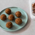 Energy balls aux pruneaux, noisettes et avoine