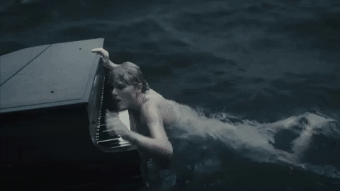 Taylor Swift à deriva em um mar revolto apoiada em seu piano