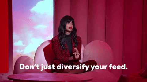 L'attrice e attivista Jameela Jamil, vestita di rosso, siede su un divano rosso e dice "Don't just diversify your feed. Diversify you day."