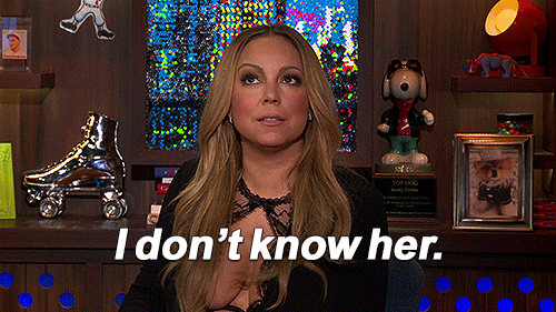 Gifje van Mariah Carey die in een televisieprogramma set zit en zegt "I don't know her"