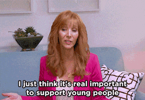 gifje waarin een witte vrouw met rood haar zegt: "I think it's just real important to support young people"