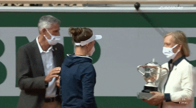 Martina Navratilova handed over the trophy