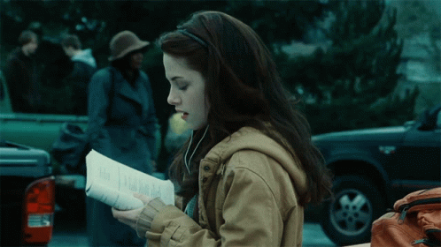 Bella Swan being quirky & awks. Twilight. Summit Entertainment.