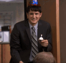 https://c.tenor.com/SVYWx_KZdxwAAAAM/birthday-cupcake.gif