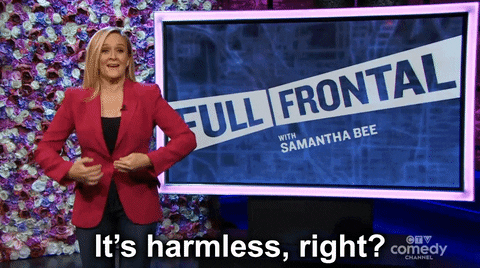 Una donna bionda con giacca rossa di fronte a uno schermo su cui è proiettata la scritta "Full Frontal with Samantha Bee" dice: It's harmless, right?