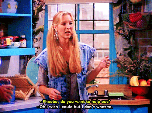 Gifje van Friends. Phoebe staat in de keuken. Iemand vraagt "Phoebe do you want to help out?" "Oh I wish I could but I didn't want to"