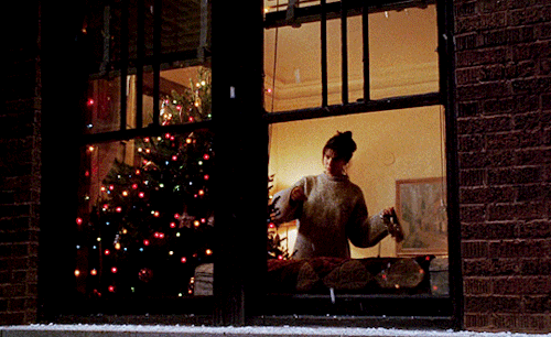 Sandra Bullock throwing glitter onto a Christmas tree through a window in While You Were Sleeping