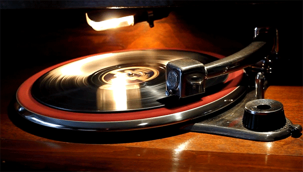 Gif de um doca discos ligado tocando um disco de vinil