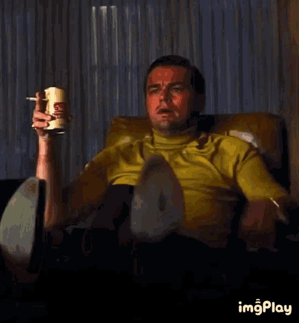 Pointing Leonardo Di Caprio GIF - Pointing Leonardo Di Caprio Once Upon A  Time In Hollywood - Discover &amp; Share GIFs
