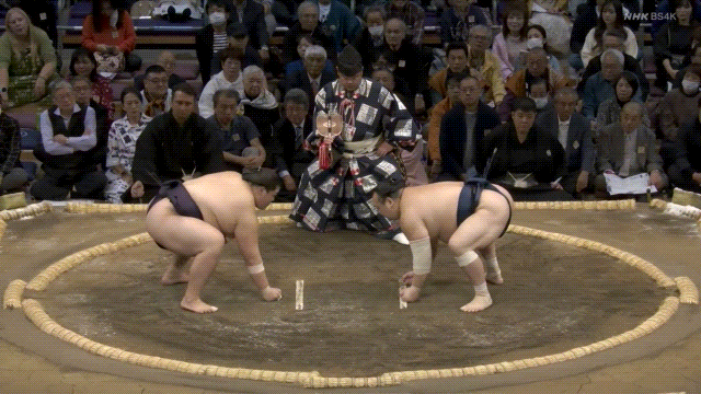 Takarafuji (right) defeats Oho (left).