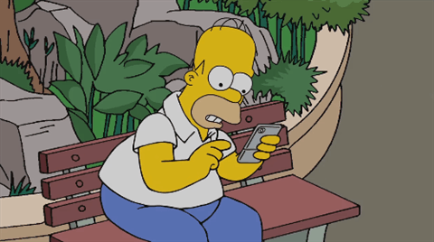 Gif dai Simpson con Homer seduto su una panchina allo zoo mentre scrolla tutto intento il suo smartphone. Poi la camera allarga l'inquadratura e si vedono, allo zoo, Bart e Lisa che dicono qualcosa a Homer, ma lui sembra non ascoltarli perché intento a digitare sullo smartphone.