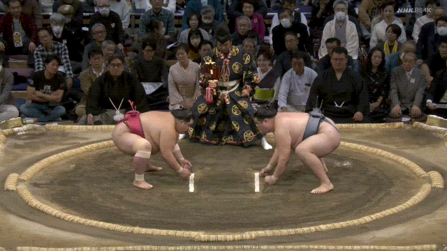 Grand Sumo: Kinbozan (grey) defeats Onosho (red).