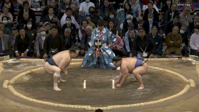 Churanoumi (right) defeats Takarafuji (left).