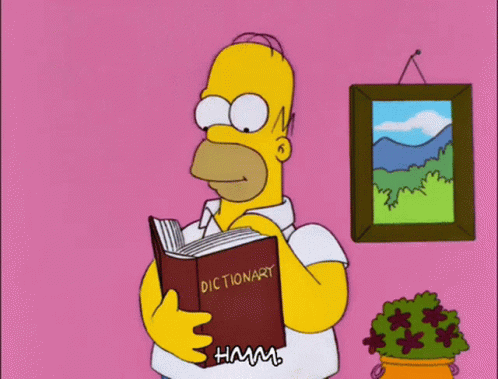 Gif dalla serie tv "I Simpson" con Homer Simpson a mezzo busto mentre legge un volume con la scritta DICTIONARY e tira su la testa nel segno di avere capito. Lo sfondo è rosa, con un quadro con un paesaggio montano appeso alla parete dietro di lui e, poco sotto, una pianta in vaso. In sovrimpressione la scritta HMM..