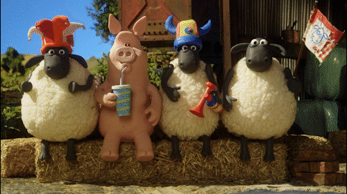 Gif da Shaun the Sheep, con tre pecore e un maiale sedute su delle balle cubiche di fieno, vestiti con copricapi, trombette e bandiera tipo tifo da stadio. Hanno tutte un'espressione stupita, e al maiale casca dalla bocca la bibita che stava bevendo.