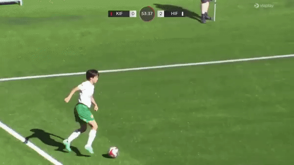 A GIF of Maika Hamano flicking the ball with her back heel while playing for Hammarby