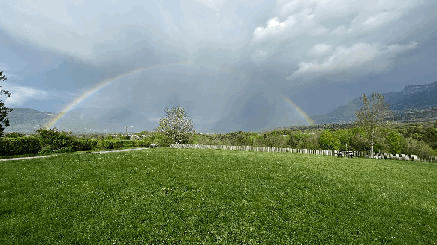 La beauté des illusions visuelles et de la complexité de monde. Photo d’un arc-en-ciel sur la vallée de l’Arve