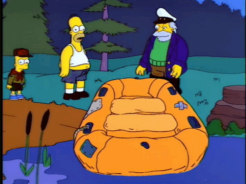 Gif dai Simpson con Homer e il cappitano Horatio McCallister che si sbarazzano di un gommone arancio, affondandolo in un fiume; nel frattempo Bart osserva la scena smarrito.