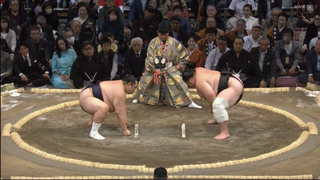 Tsurugisho (right) defeats Tomokaze (left).