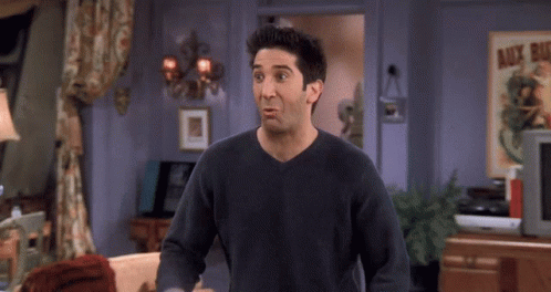 Gif tratta da "Friends" con Ross Geller che esulta.