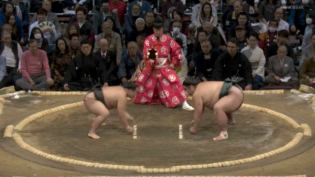 Grand Sumo: Midorifuji (left) defeats Nishikigi (right).