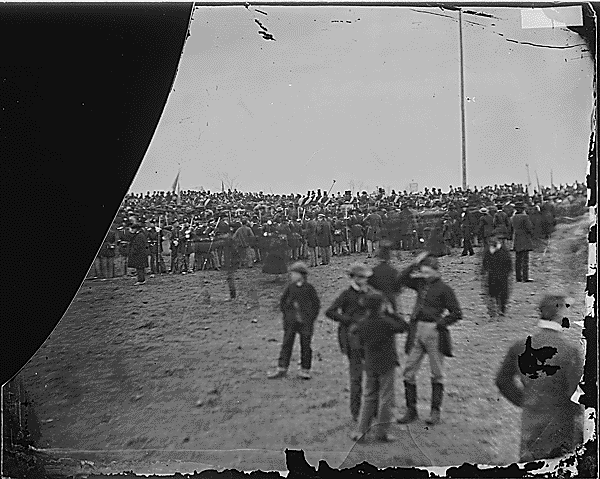 https://i0.wp.com/prologue.blogs.archives.gov/wp-content/uploads/sites/9/2010/11/111-b-4975-crowd-of-citizens-soldiers-and-etc-with-lincoln-at-gettysburg.gif