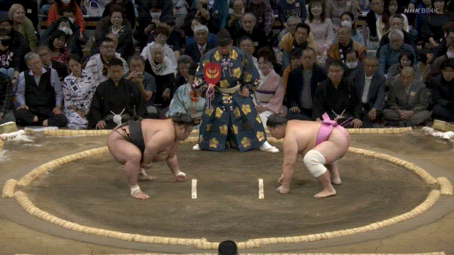 Takakeisho defeats Ura via tsukidashi.