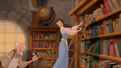 Gif da "La bella e la bestia" con Belle vestita con un vestito azzurro e bianco mentre sta una scala scorrevole in casa, addossata a una libreria piena di libri. Si muove da sinistra a destra canticchiando, mentre il padre vecchio la guarda sorridendo.