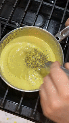 a gif where the pudding is constantly mixed until it gets to a certain thickness described in the recipe